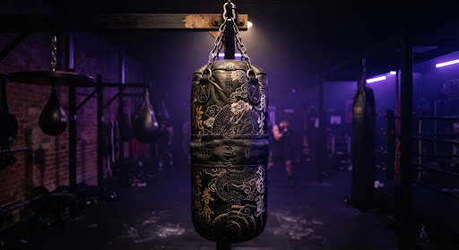 Saco de boxeo dentro del gimnasio